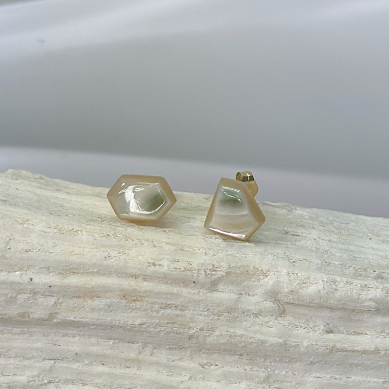 夜光貝 ミニアシンメトリーピアス 14KGF